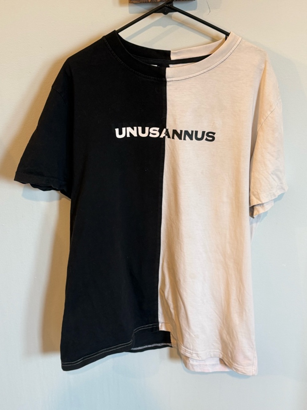 Unus Annus Split T-Shirt in Black/White